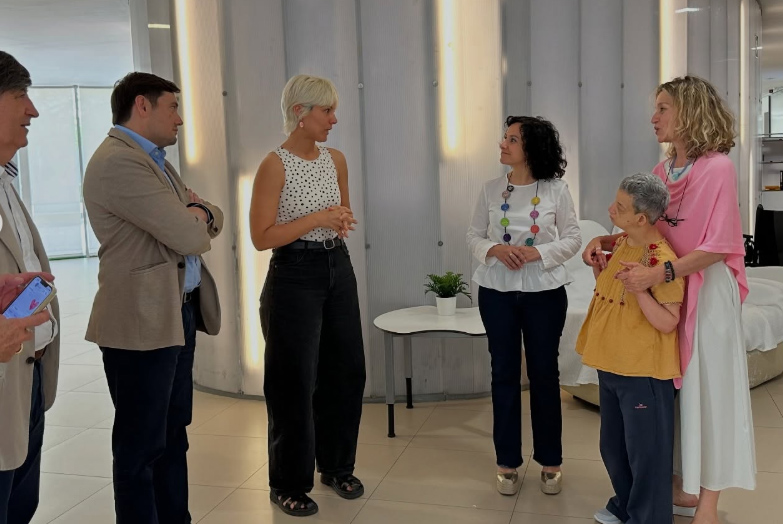 Avapace's tweet photo. 💙👨‍👩‍👧‍👦 La consellera de Servicios Sociales, Familia e Infancia, Elena Albalat, ha compartido un emotivo encuentro con las familias de personas usuarias de AVAPACE en la residencia Tarongers de València. 🤝✨

@GVAIgualtat @Elenalbalat https://t.co/qQK10DQbHx