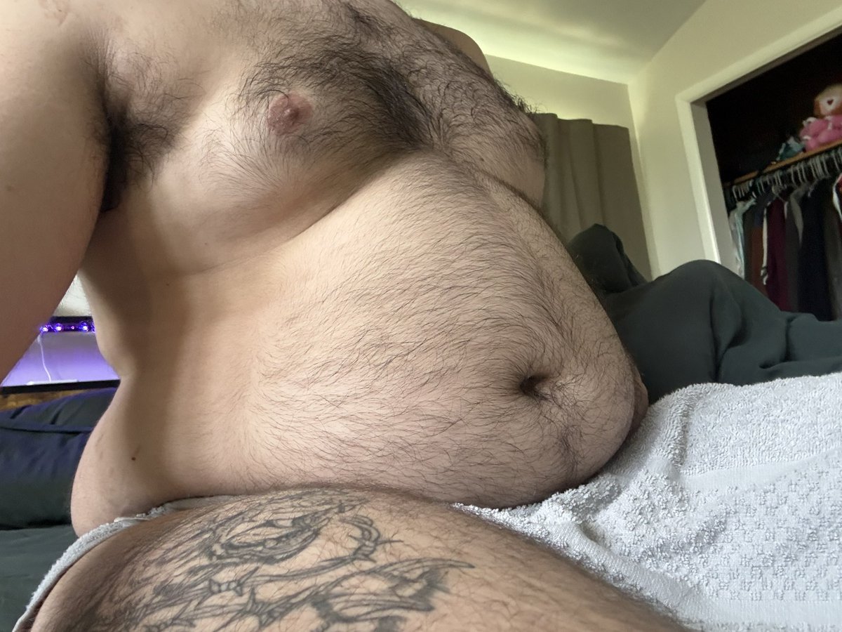 bjorndabear_'s tweet photo. Slept for like 19 hours I’ve been living my best bear life 🧸🧸

#tummy #bear #furry #fatfur https://t.co/mgNfA7I7me