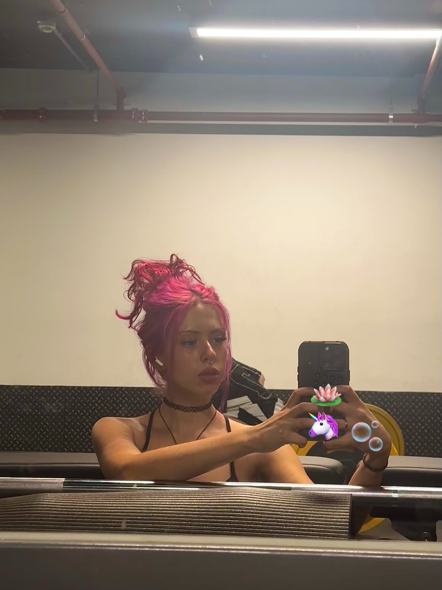 ♰íris tweet media