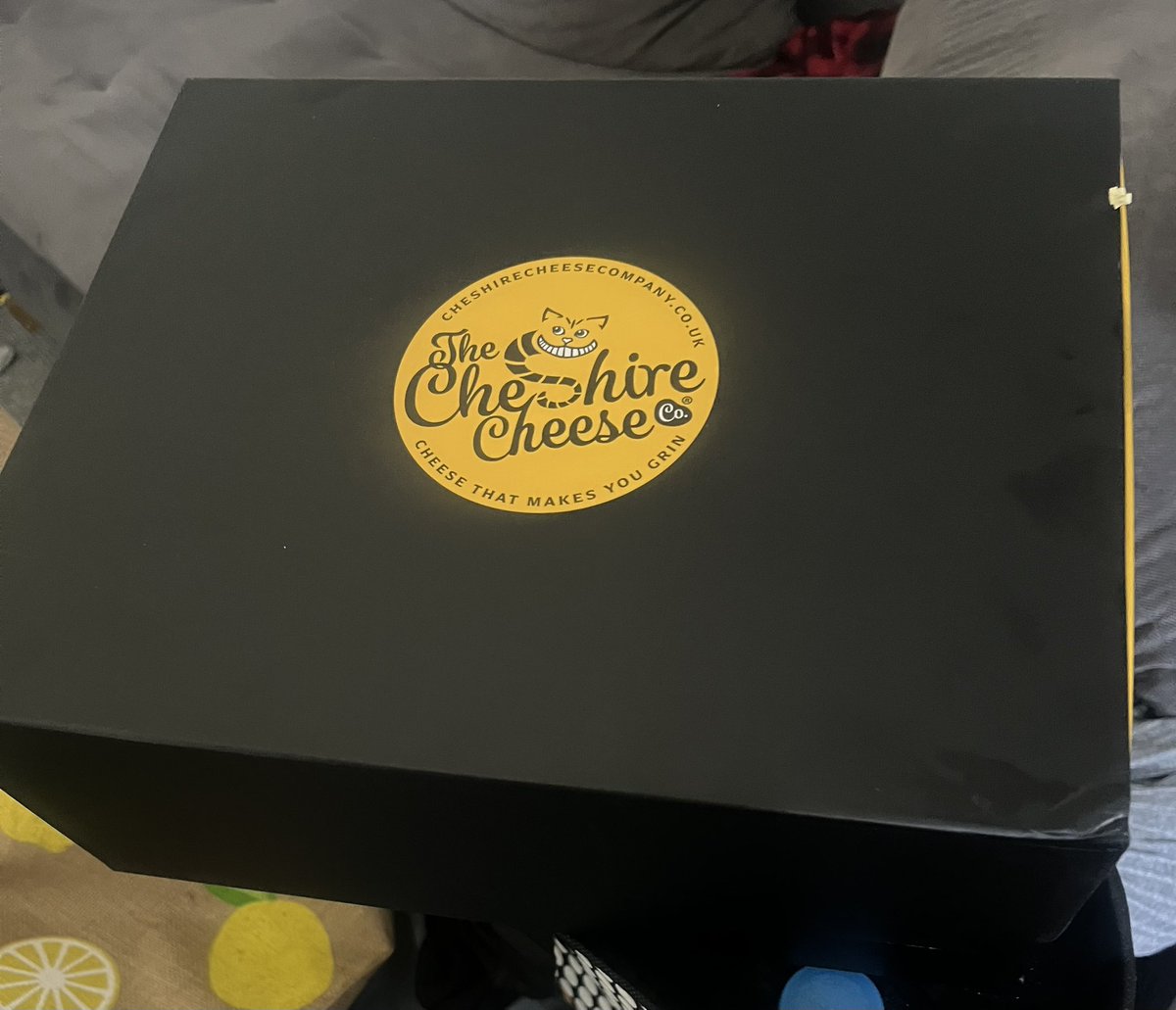 _arua_l's tweet photo. @1CheshireCheese interesting choice to ship perishable goods uninsulated. @RoyalMail says “should be able to withstand a journey of up to 48 hours in the UK and must be suitably sealed to prevent leakage or tainting of other items, and clearly be labelled ‘PERISHABLE’” 🤔 https://t.co/FvOccbPfvV