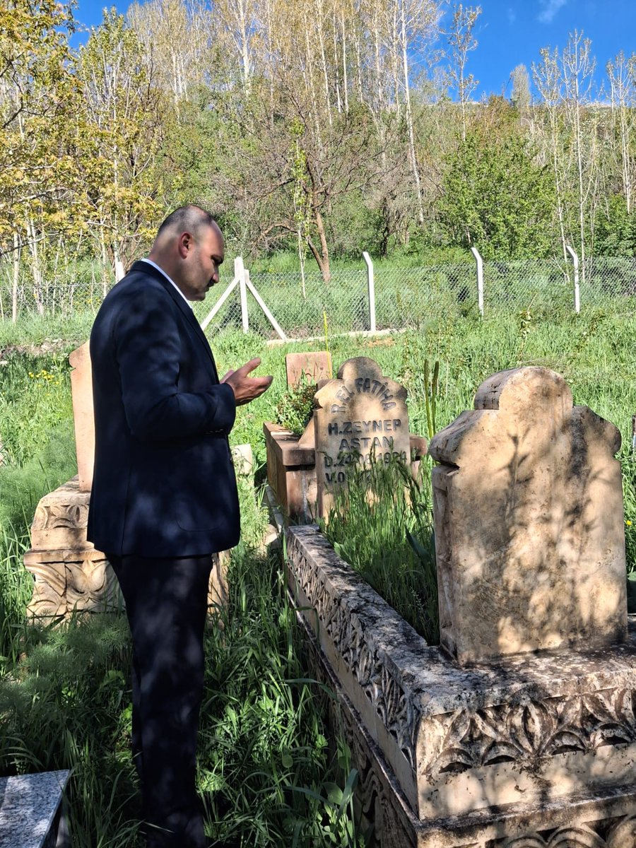 aastan65's tweet photo. Kurban Bayramı’nı köyüm olan Gevaş Yanıkçay Köyü’nde geçirdim.Bayram namazının ardından aile büyüklerimizin kabirlerini ziyaret ettim.
Bu vesileyle ahirete irtihal eden bütün büyüklerimize ve büyüklerinize Allah’tan rahmet diliyorum.
Mübarek Kurban Bayramı’nızı tebrik ediyorum. https://t.co/iGL6kBnYeG