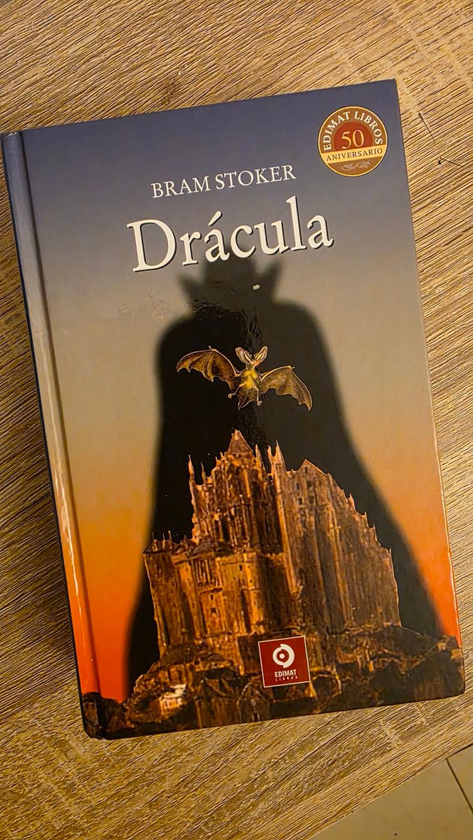 leonorponce's tweet photo. Hace poco terminé de leerlo. Sé que es un clásico, pero no me causó tanta emoción. Me quedaron dos interrogantes:
¿Cómo entró el Conde Drácula a la casa de Lucy si ella no lo invitó?
¿Cómo logró escapar Jonathan del castillo? https://t.co/x7W9AMVHjG