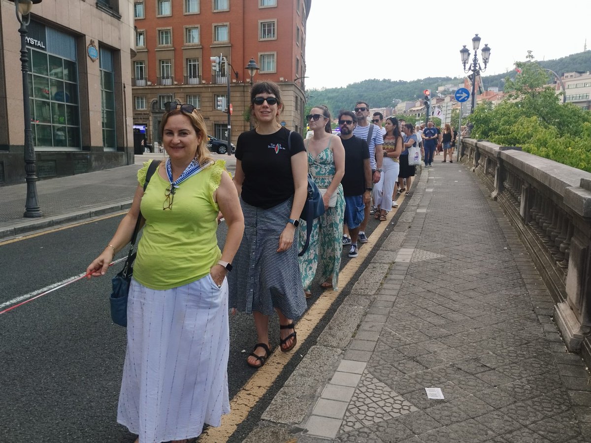 AlfonsoRiosV's tweet photo. Cadena humana en Bilbao convocada por una pluralidad de sindicatos y movimientos sociales contra la escalada bélica.
#GerrariEz
Gaur beste sindikatu eta eragilerekin batera @CCOOeuskadi sindikatuak gerra eszenatokiaren aurkako giza-katean parte hartu dugu. https://t.co/IhZarAmve4