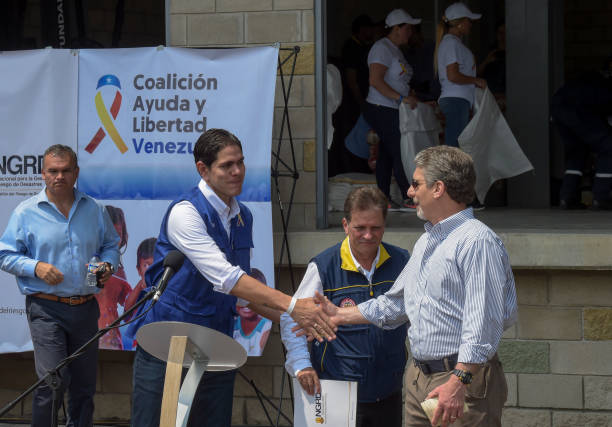 Kime2Back's tweet photo. COMO ES LA COSA??
QUE LESTER TOLEDO HA SALIDO A DECIR QUE NUNCA ESTUVO EN EL EQUIPO DEL INTERINATO CORRUPTO DE GUAIDO... Y Q NO MANEJÒ NINGUNA AYUDA HUMANITARIA?? 
8/FEBRERO/2019 TOLEDO, ENVIADO DEL INTERINO JG, ESTRECHA LA MANO DEL EMBAJADOR D EEUU EN CÙCUTA-COLOMBIA. https://t.co/3NANfLakDi
