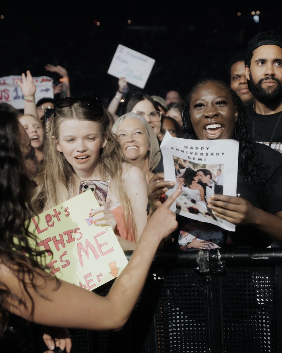 Demi HQ tweet media