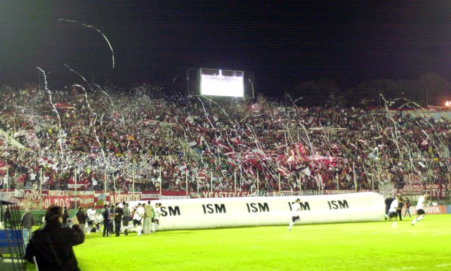 datazopincha's tweet photo. Hoy se cumplen 17 años de una de las movilizaciones más grandes de la gente de #EDLP fuera del país. Fue por los 4° de final de la Libertadores 2009, cuando el Pincha venció 1-0 a Defensor Sporting (Desábato) en el Centenario de Montevideo y 15 mil almas viajaron al país vecino https://t.co/ZqxPdsS1SY