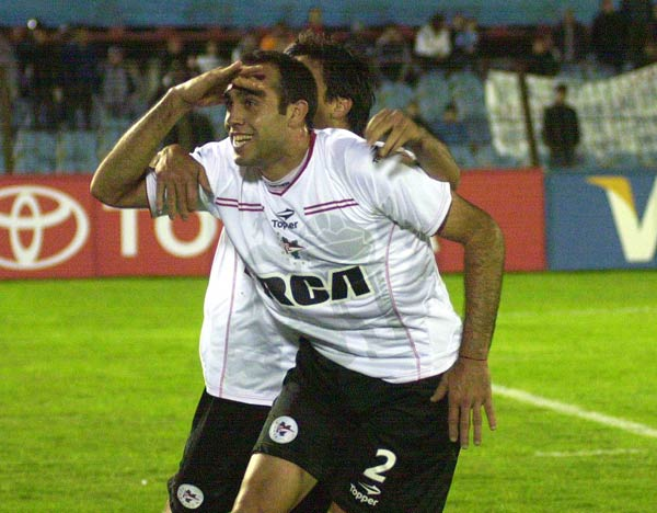 datazopincha's tweet photo. Hoy se cumplen 17 años de una de las movilizaciones más grandes de la gente de #EDLP fuera del país. Fue por los 4° de final de la Libertadores 2009, cuando el Pincha venció 1-0 a Defensor Sporting (Desábato) en el Centenario de Montevideo y 15 mil almas viajaron al país vecino https://t.co/ZqxPdsS1SY