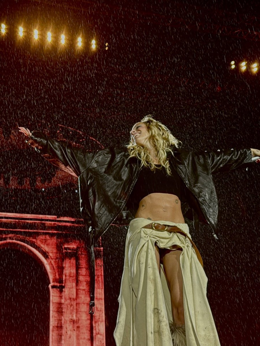 starstoessel_'s tweet photo. Sabes que tini esta cantando buenos aires cuando sonríe así https://t.co/1cai5SUgm8