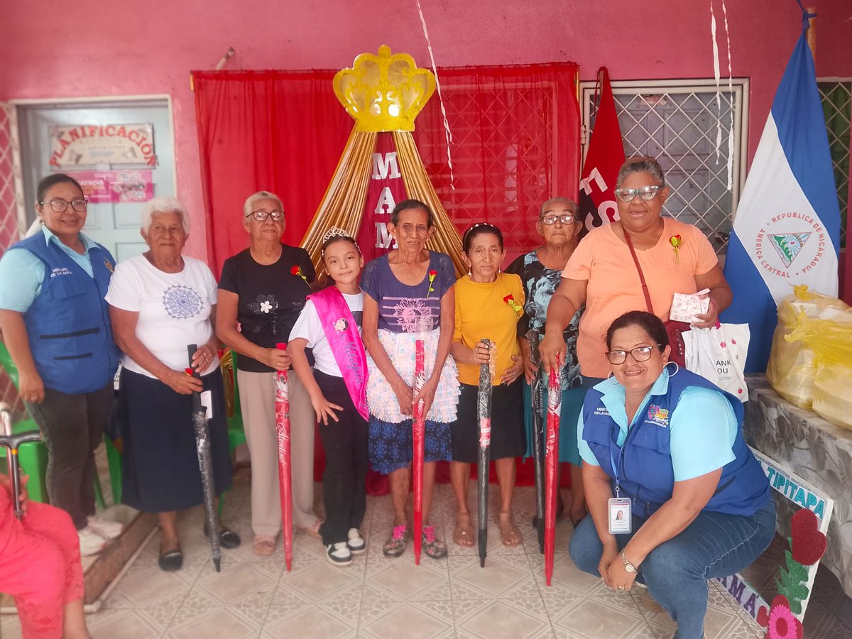 CTipitapa's tweet photo. Ministerio de la Familia 
Celebramos el día de las madres Nicaragüenses con madres protagonistas del programa de adultos mayores,celebramos en un ambiente armonioso, se realizó quiebre de piñata entrega de obsequio 🎁💐 a las participantes.
 #ManaguaSandinista #27Mayo #Nicaragua https://t.co/52ZlXs4Ell