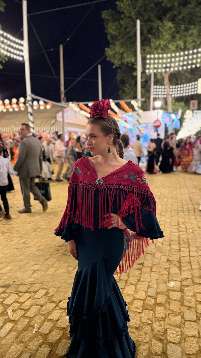 burningoaths's tweet photo. @lysaengel JAJAJAJAJA
nono si me encanta que hayan pensado en nosotros, y como tal el traje es muy bonito

es solo que podrían haberlo hecho más fiel a la realidad! lo precioso que hubiese sido tener un manton bordado

te pongo unas fotitos de como fui yo este año a la feria https://t.co/hrzpPctnMM