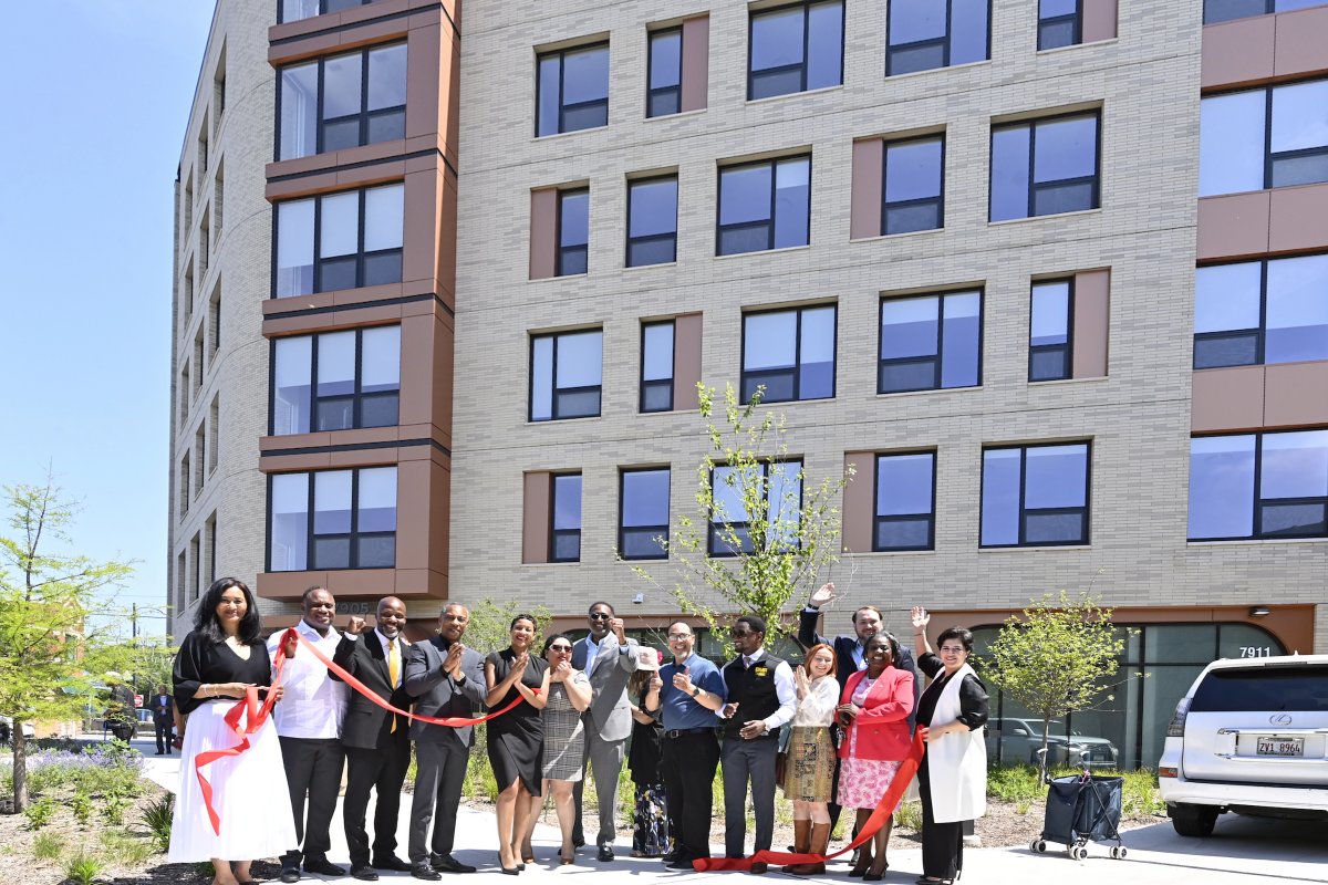 ChicagoDPD's tweet photo. Commissioner Boatright joined DL3 Realty and @ChicagoDOH for today's opening of Thrive Exchange, a $35 million mixed-use project adding 43 affordable homes at 79th and Exchange. Made possible through a DPD RFP, the project received more than $19 million in City support. https://t.co/EwquAArfph