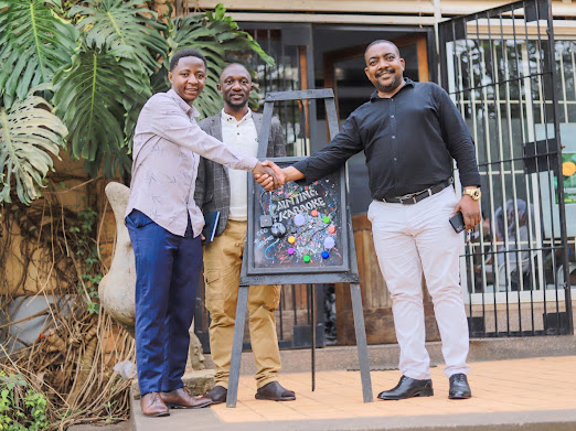 OwenceUg's tweet photo. Guess what.? i had one of my rolemodels at the #interuniversity Art competition at #makerere school of industrial and FineArt . @omusisa vice chairman @BIcosaOfficial with my friend and OB #Timothy . #paintingkaraoke(u)Ltd https://t.co/sudc1XLqBG