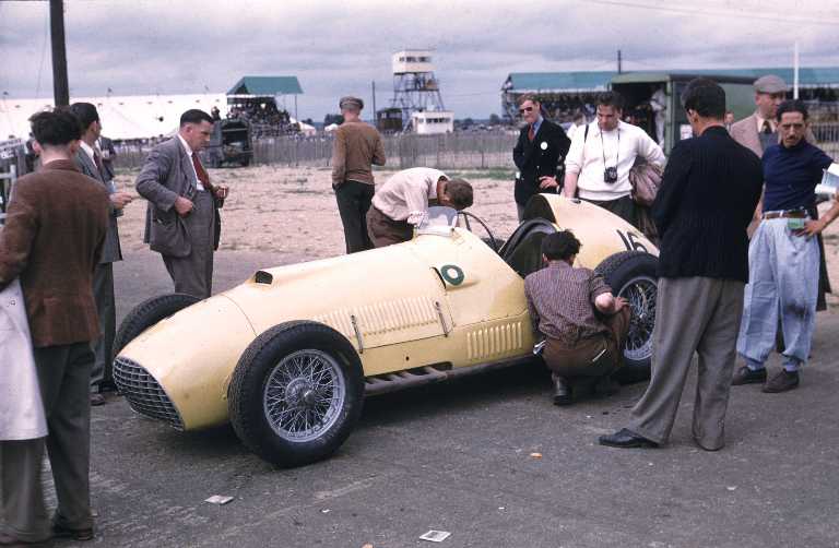 formulalau's tweet photo. ah mas eu vou contar essa história de novo pq não vai ter nem como. alerta de fofura: envolve um brasileiro aloprando Enzo Ferrari

nosso primeiro piloto br de Fórmula 1 foi o Chico Landi, que s�� corria em carro com as cores do Brasil. o Enzo queria muito ele correndo pela Ferrari, mas nem o Enzo queria pintar um carro dele de amarelo, nem o Chico queria correr num carro vermelho

daí Chico foi lá e fundou a Escuderia Bandeirantes (com um dinheiro suspeito vindo do Vargas, mas isso é outra história), foi nossa primeira equipe de F1

🖐🏼 pausa: isso foi nos anos 50 e, naquela época, uma equipe podia correr com o carro de outra montadora

o Chico corria com uma Maserati (amarela), mas no GP da Itália, decidiu que ia comprar ou alugar uma Ferrari. falou com o Enzo, Enzo vendeu/alugou (não lembro) o carro pra ele meio contrariado, mas cedeu

quando chegou no GP, o Chico foi pegar o carro e percebeu que o arrombado do Enzo tinha dado pra ele um motor antigo todo fudido

só que se o Enzo era o cão, o Chico era o cão e meio - na semana do GP, o danado pintou a Ferrari dele de amarelo, deixou o Enzo mordido, fechou qualquer porta que ele tinha aberta na Scuderia e correu o Grande Prêmio da Itália numa Ferrari com as cores do Brasil 💅🏻

portanto acorde já Seu Chico levante desse seu túmulo que temos uma coisa maneira pra te contar