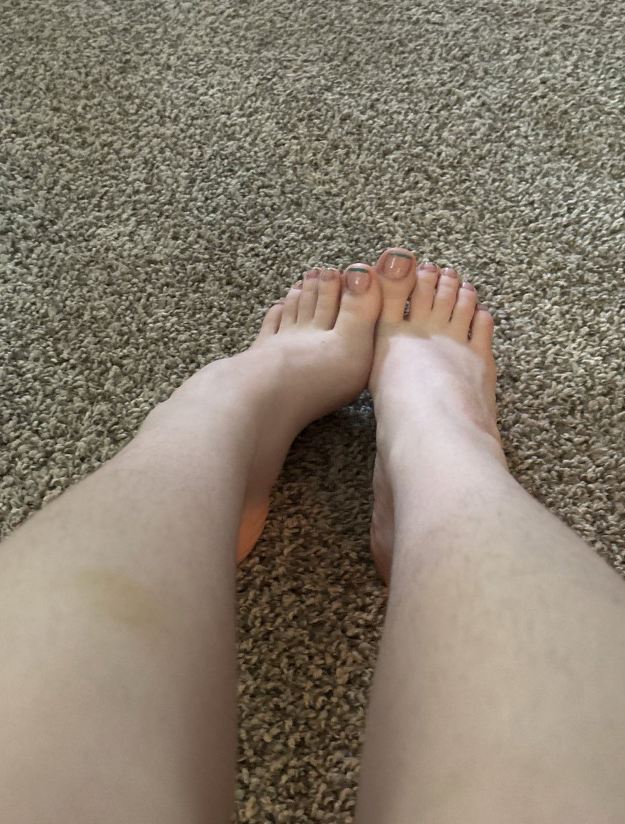 dollfacedreamax's tweet photo. Wanna kick someone in the balls so badly with my pretty feet ￼🤭

Findom Feetworship Giantess https://t.co/uvz7q4llNN