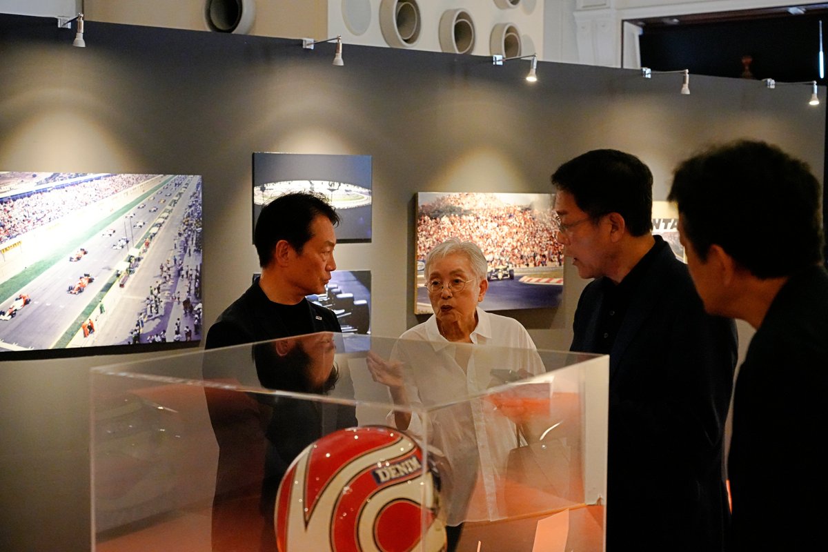 HondaJP_Live's tweet photo. F1写真展が京都で開幕しました。

F1フォトグラファー・間瀬明氏がファインダーを通して見つめ続けた、人間の精神の極致とF1の美学。

1967年から500戦を超えるF1を撮影した間瀬氏の写真展に、HRCの渡辺社長が訪問しました。

■「The EYES」MASE AKIRA
F1レースの伝道師 間瀬明の遺産
「わたしは勝った夢を見た」写真展

■会期
5/27(水)→6/7(日)
京都文化博物館 別館ホール

https://t.co/y0a9yWAYvf

#Honda #HRC #F1jp