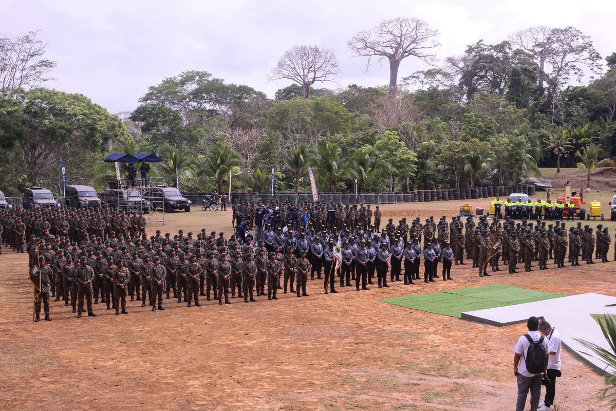 MinSegPma's tweet photo. En Metetí, Darién, el presidente @JoseRaulMulino junto al ministro de Seguridad Pública @frankabregom presidieron la graduación de la Promoción XXIV-B de Agentes del @senafrontpanama e Inspectores de @migracionpanama 

#ConPasoFirme
#PlanFirmeza https://t.co/2KUoHV3W3m