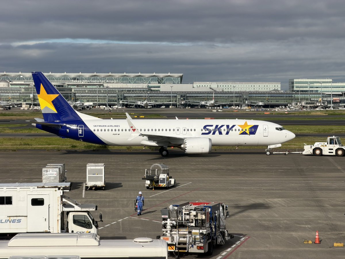Aobuta34's tweet photo. スカイマーク737MAX初便
JA738A、ただいま19番にスポットインしました！！
乗ります！！ https://t.co/jo5rtV8jhy