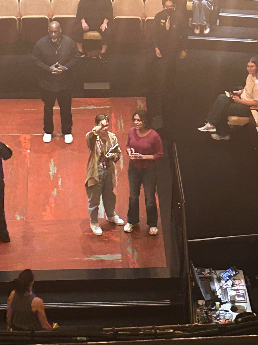 Catelyn788's tweet photo. I don’t even know where to begin. The show itself is fabulous funny and thought provoking. Mariska Hargitay is phenomenal and so in her element.  She was hilarious, deep and commanded the stage. Every Brilliant Thing was the best way to spend a day off! https://t.co/zmCXYeGZvV