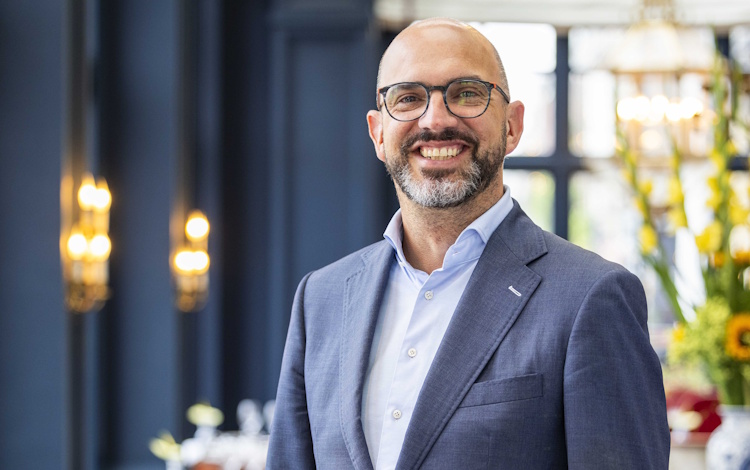 TravMagazine's tweet photo. Sinds 1992 onderhandelt de ANVR namens werkgevers in de reissector over de cao reisbranche met de vakbonden. In zijn nieuwe column in TravMagazine kijkt ANVR-directeur Frank Radstake naar verleden en heden in de relatie tussen vakbonden en werkgevers. 
https://t.co/08sp3nq7hX https://t.co/nuc39mCUeD