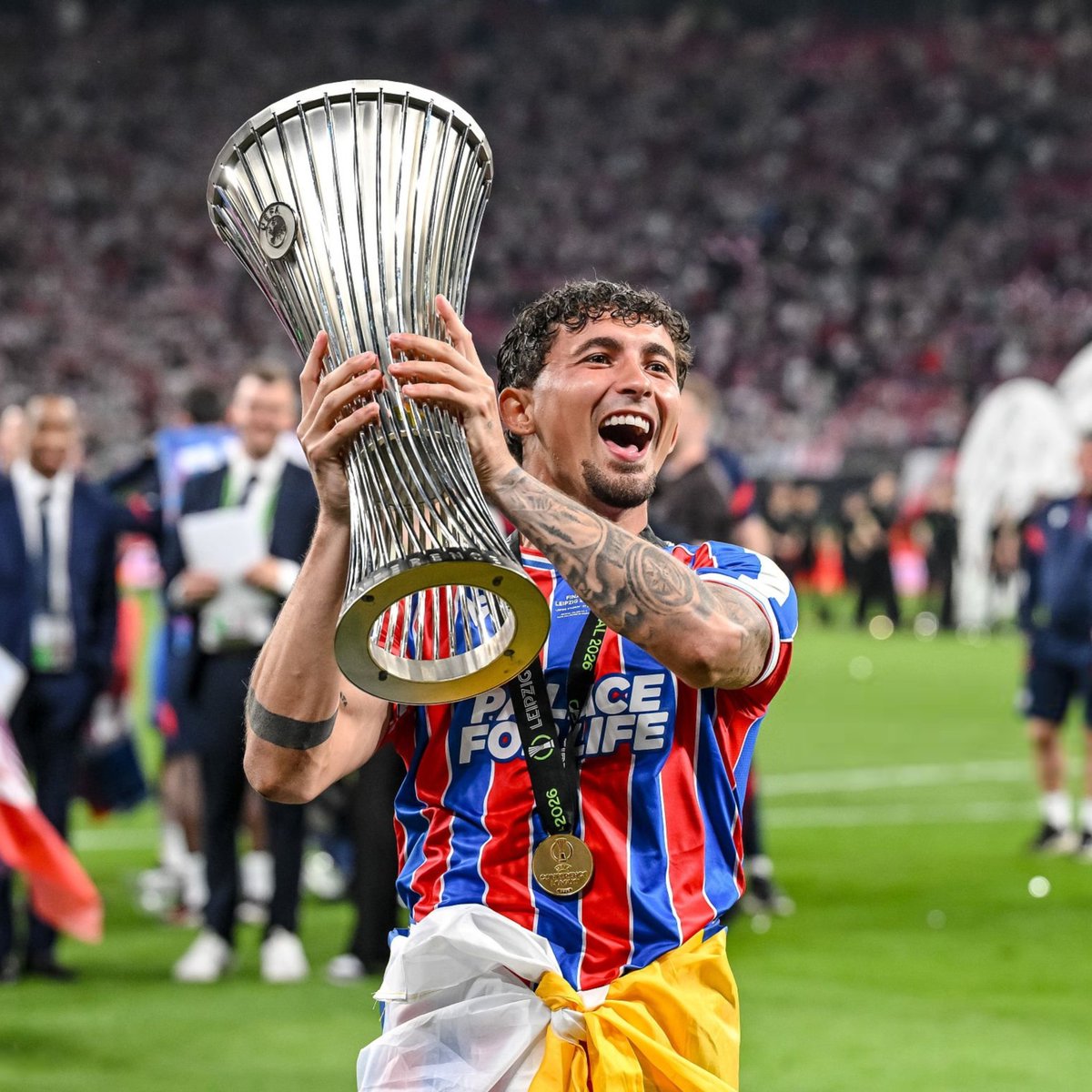 Villarreal_Rep's tweet photo. Congratulations to Villarreal academy graduate Yeremy Pino on winning the UEFA Conference League with Crystal Palace 👏🏆

Yeremy started and played 80 minutes in the final vs. Rayo Vallecano, even coming close to scoring with an outrageous free kick 🪄

De Miralcamp al mundo 💛 https://t.co/08RAJ1khl1