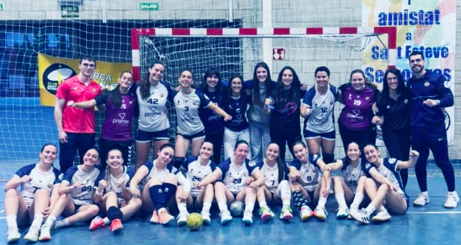 CatHandbol's tweet photo. Resum #LligaCatArgF: L'@HSantQuirze B acaba la lliga com a campió imbatut, havent guanyat tots els partits disputats com a visitant, l'últim a la pista del @CHCanovelles.
L'acompanyen en el podi i en l'ascens l'@handbolAsco i el Sanes @chses1973.
➡️ https://t.co/T6RCJ0w84R https://t.co/eDwRDsvNGl