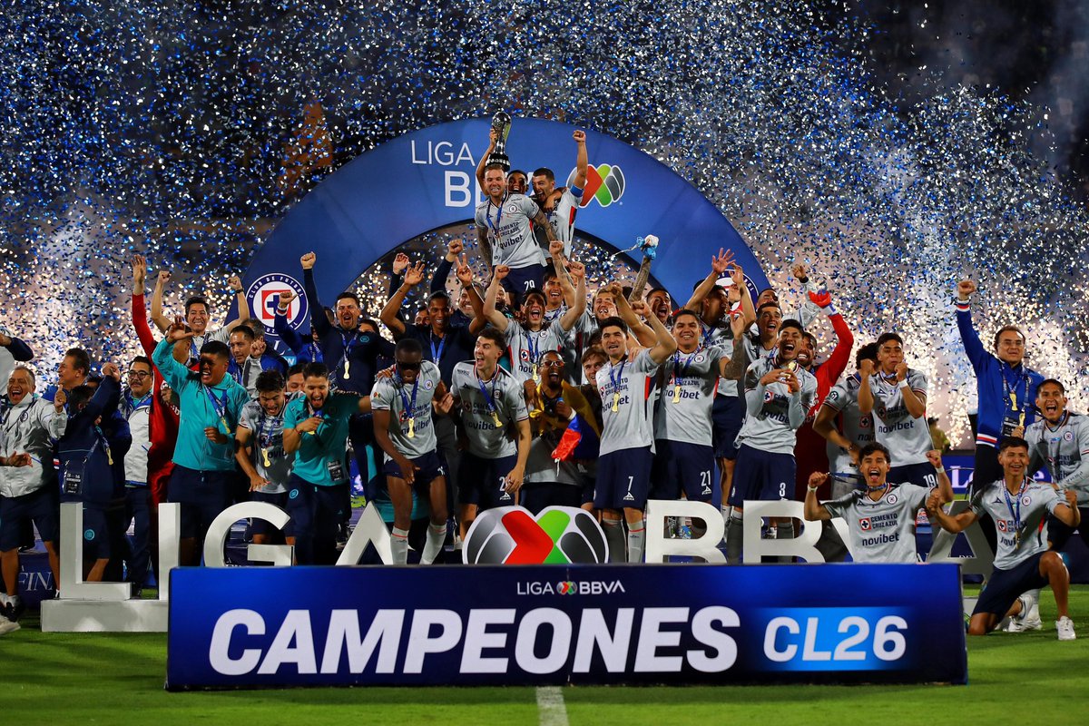 Carlos_Ponz's tweet photo. 📊⚽️ LA FINAL ESTALLÓ EN REDES

Así reaccionaron las en redes sociales con la Final de Vuelta entre Pumas y Cruz Azul de acuerdo a un estudio de Dinamic. @record_mexico 

🔥El partido generó más de 129.6 millones de impresiones, con apenas 2.1% de actividad de bots.

El contenido de la conversación:

💙 43% fue orgullo cementero por La Décima y la reivindicación de Rotondi
 🐾 20% fueron críticas al planteamiento defensivo de Efraín y Pumas, y al término ‘Pumeada’
 🟥 19% debatió polémica arbitral y del VAR
 😂 18% estuvo lleno de memes y la maldición de Nathan por tocar la copa

📱 TikTok lideró la conversación (30%), seguido de X (29.7%), YouTube (16.37%), Instagram (12.49%) y Facebook (11.53%)

📌 Estudio: @DinamicCompany