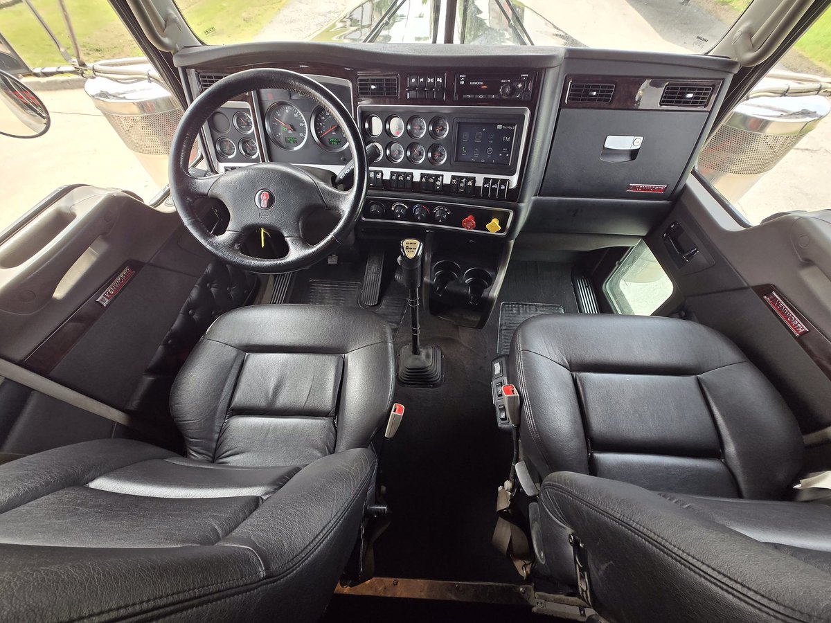IzerTruckSales's tweet photo. 🔥 FOR SALE 🔥
2023 Kenworth W900L — BIG POWER &amp; CLEAN SPECS 📍 Located in Little Rock, AR 💲 $152,950
 
✔️ 204,502 Miles ✔️ Cummins X15 ✔️ 565 HP ✔️ 18 Speed Manual

#kenworth #foryou #fyp #trucker #trucking https://t.co/VLl1ydyFBE