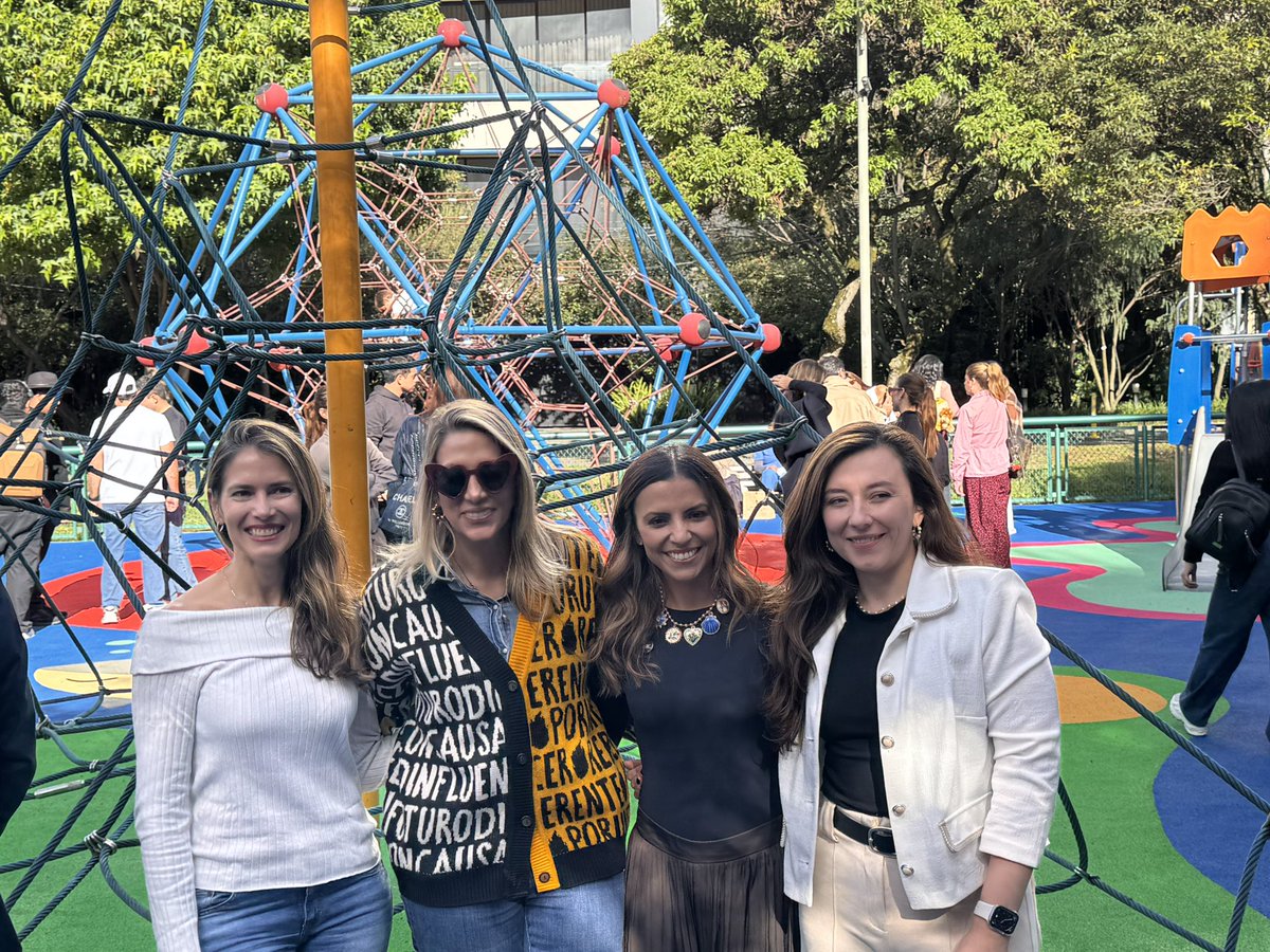 GobiernoBTA's tweet photo. 🧵1-6 | En #Chapinero seguimos recuperando espacios para la gente. Hoy, desde el Parque El Nogal, la administración del alcalde mayor @CarlosFGalan y la @AlcaldChapinero, entregan una intervención integral que transforma este punto de encuentro para miles de familias.

#RecuperaciónEspacioPúblico #LugaresQueSeTransforman #BogotáMiCiudadMiCasa