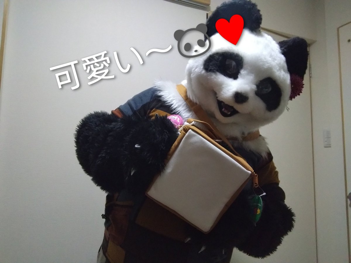 chacharinku's tweet photo. @no_ticca のちかさんのかばーっんっ
パンダがパンでうきうき♪

可愛いしぱんだからしてみたら使い勝手良きそうなのですよ🐼

#最近のうちら　#まるやぱんだ　#山田三毛猫ファミリー　#パンダ好きさんと繋がりたい　#のちかさんのかばん https://t.co/e4J5jYJrYH