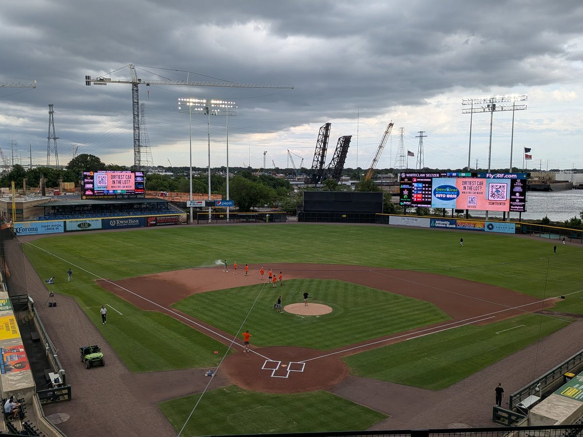 PatrickKinas's tweet photo. #TheSkiesAreAngry...
2nd g of 6-game set btw @DurhamBulls (22-30, 10GB) & @NorfolkTides (19-33,13GB)
Fmr @ColbyTrojanBSB RH #AlexCook (0-2,5.84) v RH #YaquiRivera (1-0,1.50)
βοΈ 85
π»/ πΊ 6:15pE @BuzzSportsRadio/620/99.3/96.5; @MiLB.tv
ποΈ π
π #Norfolk, VA
#RaysUp #Birdland https://t.co/kBifLLKon2