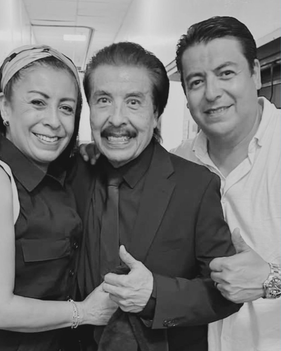 Radio_Formula's tweet photo. 🔹 LUTO EN LA MÚSICA MEXICANA: FALLECE VOZ EMBLEMÁTICA DE GRUPO YNDIO

• 🕊️ Hilde Lara, reconocido vocalista de Grupo Yndio, falleció tras enfrentar un diagnóstico de cáncer que había deteriorado su estado de salud.

• 🎶 Su partida conmocionó a seguidores y colegas, quienes recordaron su legado dentro de una de las agrupaciones más representativas de la balada romántica en México.

• 💔 La noticia generó una ola de mensajes de despedida en redes sociales, donde fans destacaron su trayectoria y aportación a la música mexicana.

👉 Más información en Radio Fórmula https://t.co/dULC2iure5