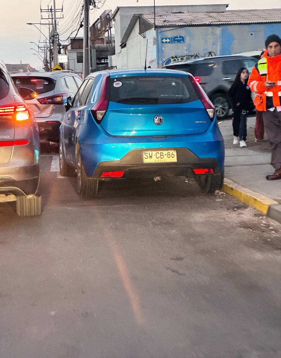 diegocatcvas's tweet photo. Este auto, está todos los días mal estacionado en la esquina de El Yodo con Liparita, generando congestión y riesgo de choques. Si alguien lo conoce, dígale que no sea tan weón 😑 #Antofagasta https://t.co/yqPjR4MbKv