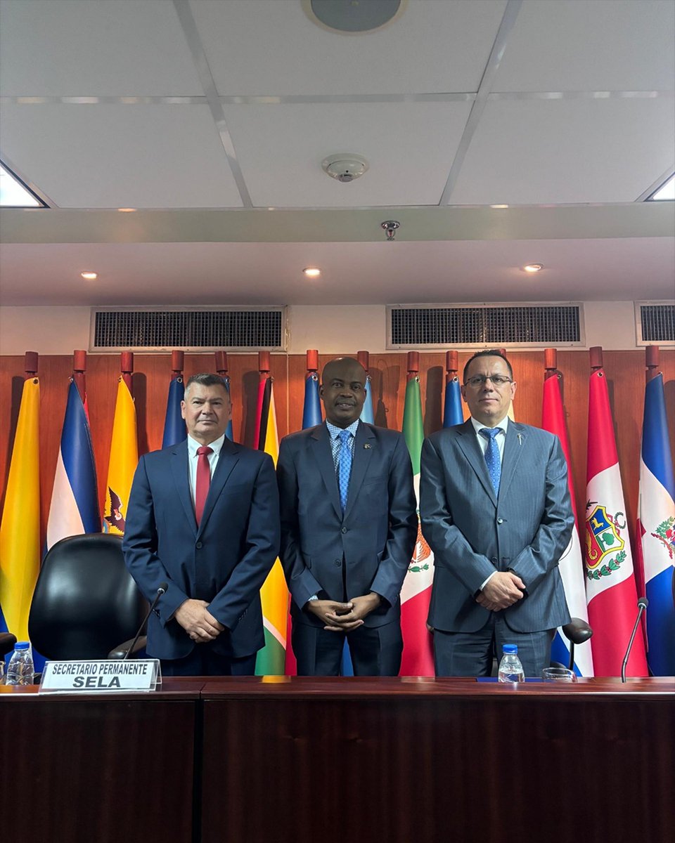 SELAInforma's tweet photo. 📢“Reducir vulnerabilidades exige enfoques integrales, capacidades institucionales fortalecidas y mecanismos efectivos de cooperación regional”, afirmó el Secretario Permanente del Sistema Económico Latinoamericano y del Caribe (SELA), Embajador Lesly David (@leslydavid222), durante el acto de clausura del V Taller de Gestión del Riesgo de Desastres (GRD) en el Caribe: Fortaleciendo la resiliencia sistémica con enfoque social, realizado los días 26 y 27 de mayo en Caracas, Venezuela 🇻🇪.

🌎El Secretario Permanente del SELA reiteró el compromiso del organismo regional para seguir impulsando iniciativas que permitan traducir el conocimiento técnico en políticas públicas más eficaces, inclusivas y sostenibles. "Confiamos en que las herramientas, metodologías y aprendizajes compartidos durante este taller se proyecten en acciones concretas en nuestros países y generen nuevas oportunidades de cooperación entre nuestras instituciones”, señaló.

✏️ El panel de facilitadores estuvo integrado por Omar Bello, de la #CEPAL; Alonso Brenes, de la Red de Estudios Sociales para la Prevención de Desastres en América Latina y el Caribe (LA RED); José Noé Rizo, de la #CISS; y Leyre Sastre, de la #UNOPS. Durante el taller, se abordaron temas clave como el impacto del cambio climático y la importancia de adoptar un enfoque sistémico en la gestión del riesgo de desastres en la región.

📍El V Taller de Gestión del Riesgo de Desastres en el Caribe fue organizado por el #SELA y la @CISS_org, con el acompañamiento técnico de la @cepal_onu, la Red de Estudios Sociales en Prevención de Desastres en América Latina y el Caribe (LA RED) y la @UNOPS_es, así como con la colaboración del @bncbanco_ 

🔗Más detalles aquí: https://t.co/j9ZRZibTNf

🔹 ¡Más y mejor integración!

#SELA #GRD #RiesgoDeDesastres #Caribe #ALC #UNOPS

@CancilleriaCol 🇨🇴 @CancilleriaPeru 🇵🇪 @SRE_mx 🇲🇽 @CancilleriaUy 🇺🇾 @CancilleriaHN 🇭🇳 @CubaMINREX 🇨🇺 @Cancilleria_ve 🇻🇪 @MRE_Bolivia 🇧🇴 @ColombiaEmbVzla 🇨🇴 @EmbBarVen 🇧🇧 @EmbHN_Venezuela 🇭🇳 @CancilleriaEc 🇪🇨 @CancilleriaPma 🇵🇦 @MIREXRD 🇩🇴 @Cancilleria_Ar 🇦🇷 @cancilleriasv 🇸🇻 @CancilleriaP @MinRexNicaragua 🇳🇮 @Minrel_Chile 🇨🇱 @MinexGt 🇬🇹 @ItamaratyGovbr 🇧🇷 @MOFAbahamas 🇧🇸 @MFABelize 🇧🇿 @mfaguyana 🇬🇾 @MOFAsur 🇸🇷 @mfcagovtt 🇹🇹; @comunidadandina @ALADI_SG @ACS_AEC @ALBATCP @sg_sica @CARICOMorg @A_delPacifico @mercosur @OLACDEORG @AgendaCAF @SP_SELAorg @mefpanama @CISS_org @cepal_onu @UNOPS_es @bncbanco_ @alexanderyd2030  @pcivil_vzla