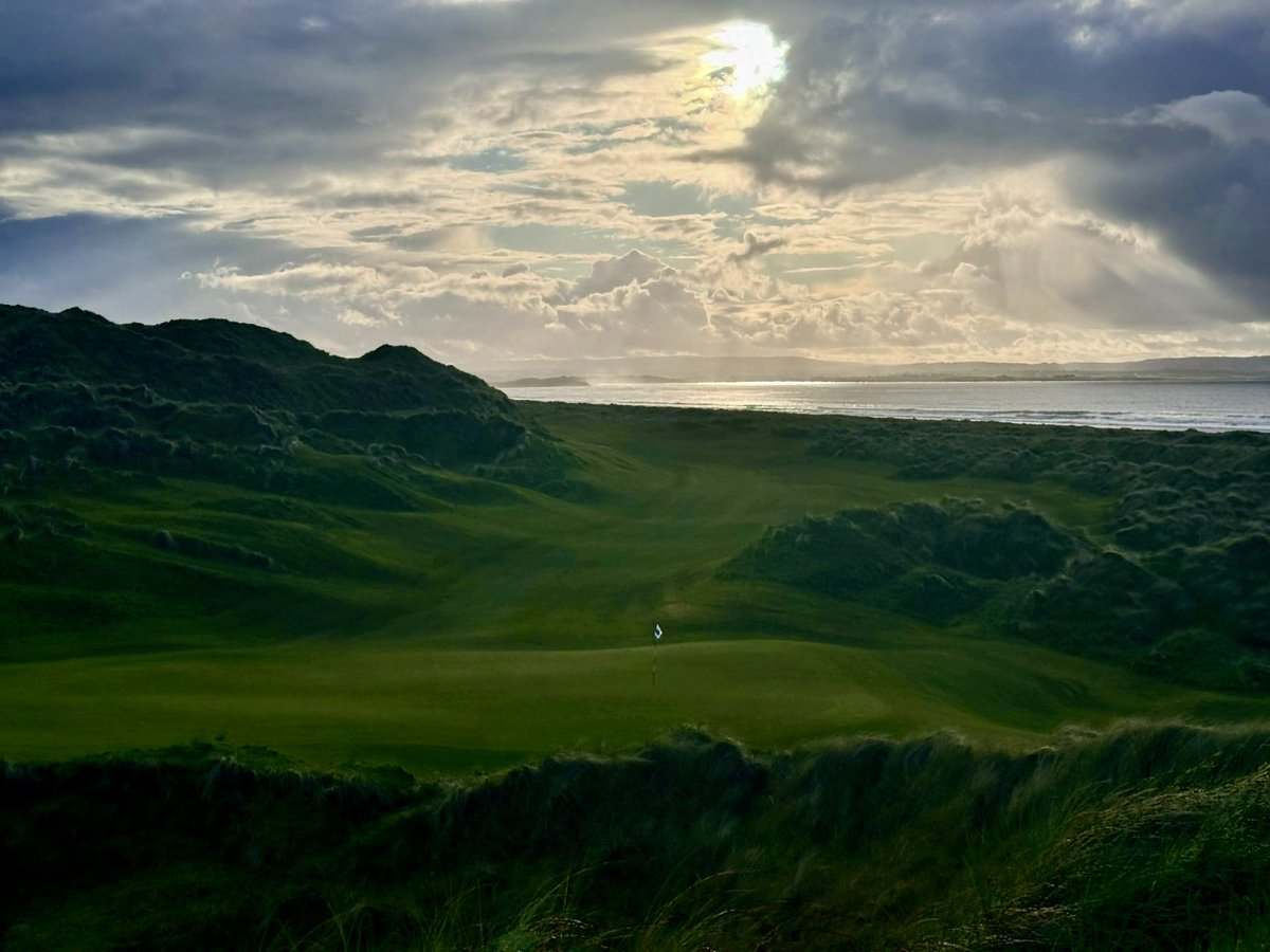 EnniscroneGolf's tweet photo. One of the most photographed locations on the Dunes Championship Links ⛳️🌊
A view that never looks the same twice — dramatic skies, rolling dunes, and the perfect green framed by nature at its finest.
Have you taken a picture from here yet? 📸

⛳️🍀🌅🏌️🇮🇪🌎🌊 💥😍🏌️‍♀️ https://t.co/irJuxbYkwW