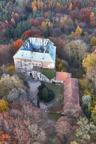 decastell's tweet photo. Fun Castle Fact: Houska Castle
 All defenses face inward. It was built to "seal" a hole in the ground that locals believed was a gateway to Hell.
Location: Blatce, Czech Republic
Renaissance Reno: 1584
Size: Compact stone fortress
#castlefact #historyfact https://t.co/BmGLpZ8leS