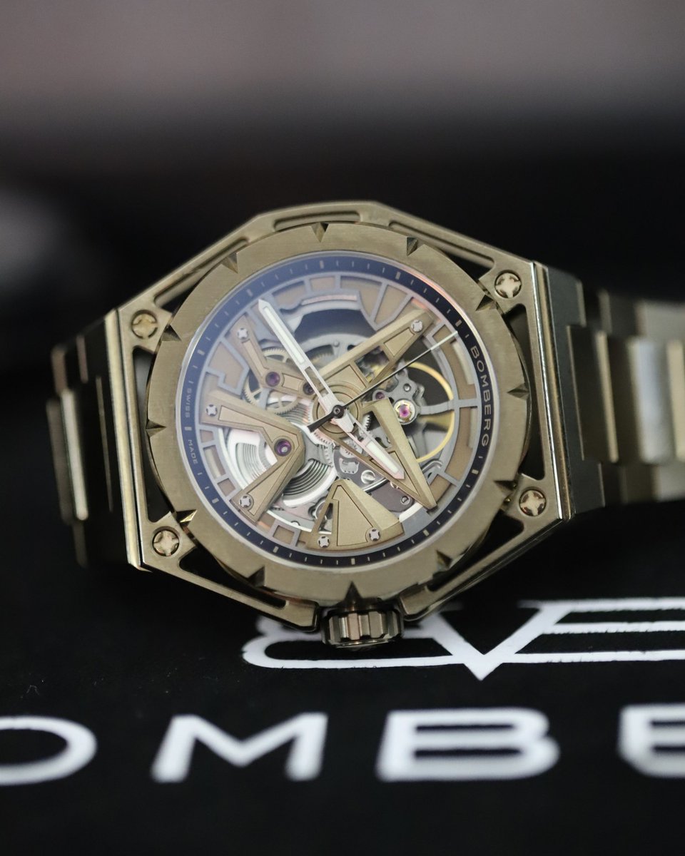 tiempoderelojes's tweet photo. En SIAR Summer pudimos ver el nuevo Edge Tech de BOMBERG, una pieza que lleva el ADN de la marca hacia una propuesta más técnica y contemporánea.
#TiempoDeRelojes #Bomberg #EdgeTech #SIARSummer https://t.co/s3YO0E0OdP
