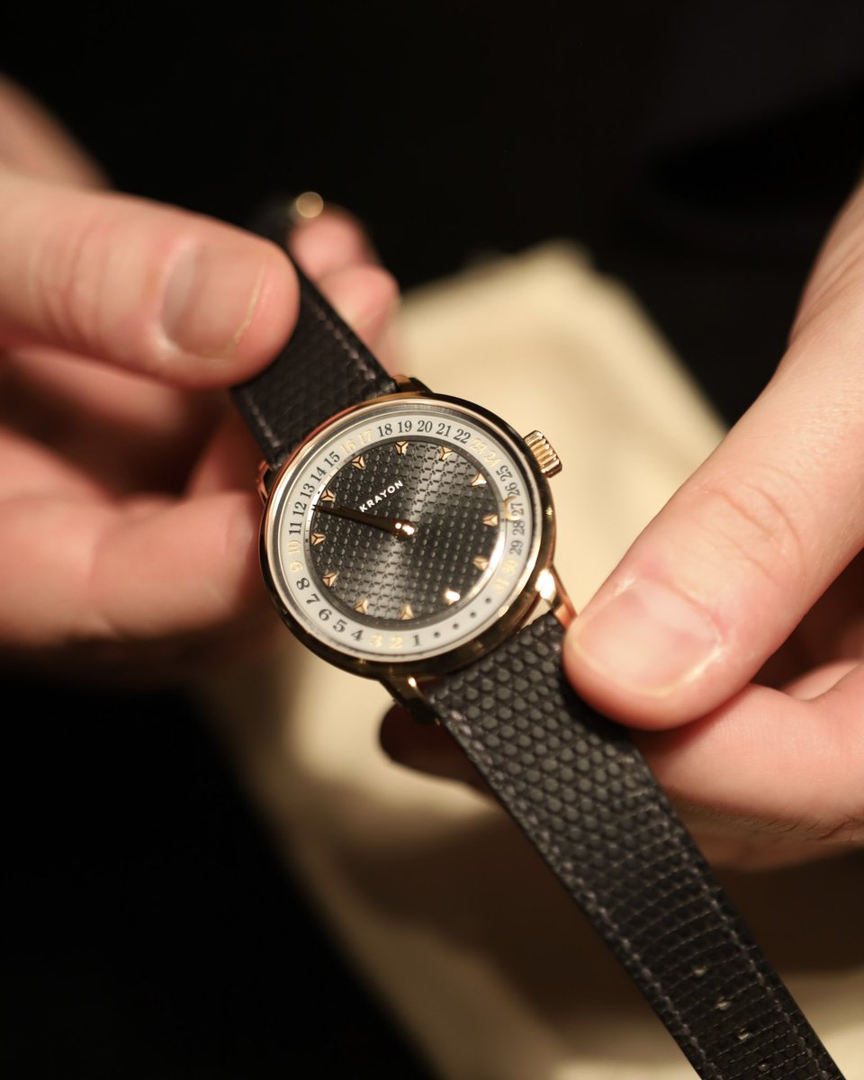 tiempoderelojes's tweet photo. Krayon debutó en SIAR Summer con el Anyday, una pieza presentada por Rémi Maillat, CEO y fundador de la marca.
#TiempoDeRelojes #Krayon #Anyday #SIARSummer https://t.co/68F3iR5SKF