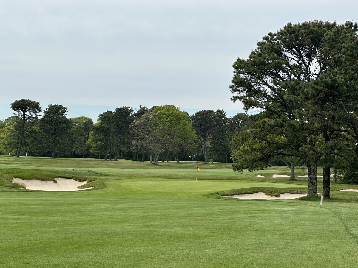 BryanTweed16's tweet photo. Hyannisport Club is one of the most fun golf courses I’ve ever played. Beautifully routed by Alex Findlay adjacent to Nantucket Sound, it was brilliantly renovated by Donald Ross, boasting excellent Par-3s, several drivable Par-4s &amp; a particularly great Par-5 16th. Superb greens! https://t.co/64It4i7xsQ