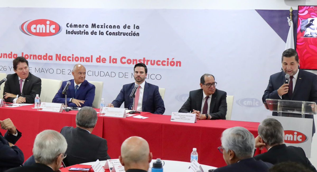 SICTmx's tweet photo. El secretario de Infraestructura, Comunicaciones y Transportes, Jesús Esteva Medina, asistió a la Sesión Ordinaria del Consejo Directivo de la @cmicnacional.

En el encuentro presentó los proyectos concluidos y las obras que la SICT lleva a cabo en esta administración encabezada por la Presidenta de México, @Claudiashein, para transformar al país y brindar bienestar a la población 👷‍♂️⚒️🚜
