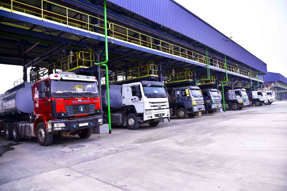 thecableng's tweet photo. Dangote refinery reduces diesel gantry price by N200 as importers receive new shipments

Dangote Petroleum Refinery & Petrochemicals has reduced its gantry price of diesel by N200 as importers receive new shipments.

The refinery cut the price from N1,800 per litre to N1,600 on Wednesday, according to Platts, an independent provider of information and benchmark prices for the commodities and energy markets.

https://t.co/YElrcaoXYm