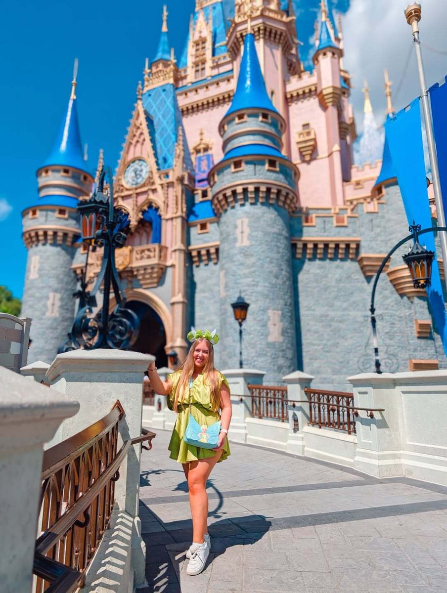 MagicBreaks's tweet photo. Cinderella’s Castle is one of those sights that genuinely stops you in your tracks.

If you’ve been to Walt Disney World Resort, did you manage to capture an iconic moment like this?

📸 Credit: @magicallymelx

#WaltDisneyWorld #DisneyWorldFlorida #MyMagicBreak #CinderellaCastle https://t.co/0GryopBXY8