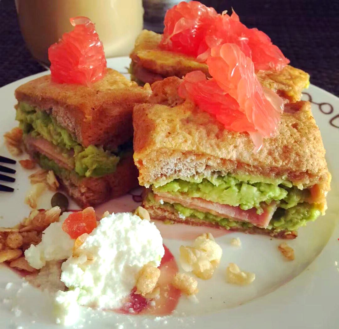 jroc404's tweet photo. Morning energy boost: fluffy toast with runny avocado, a sprinkle of chili flakes, and a cup of warm oat latte. Perfect quick start to the day!， https://t.co/nr0q6Qy0D3