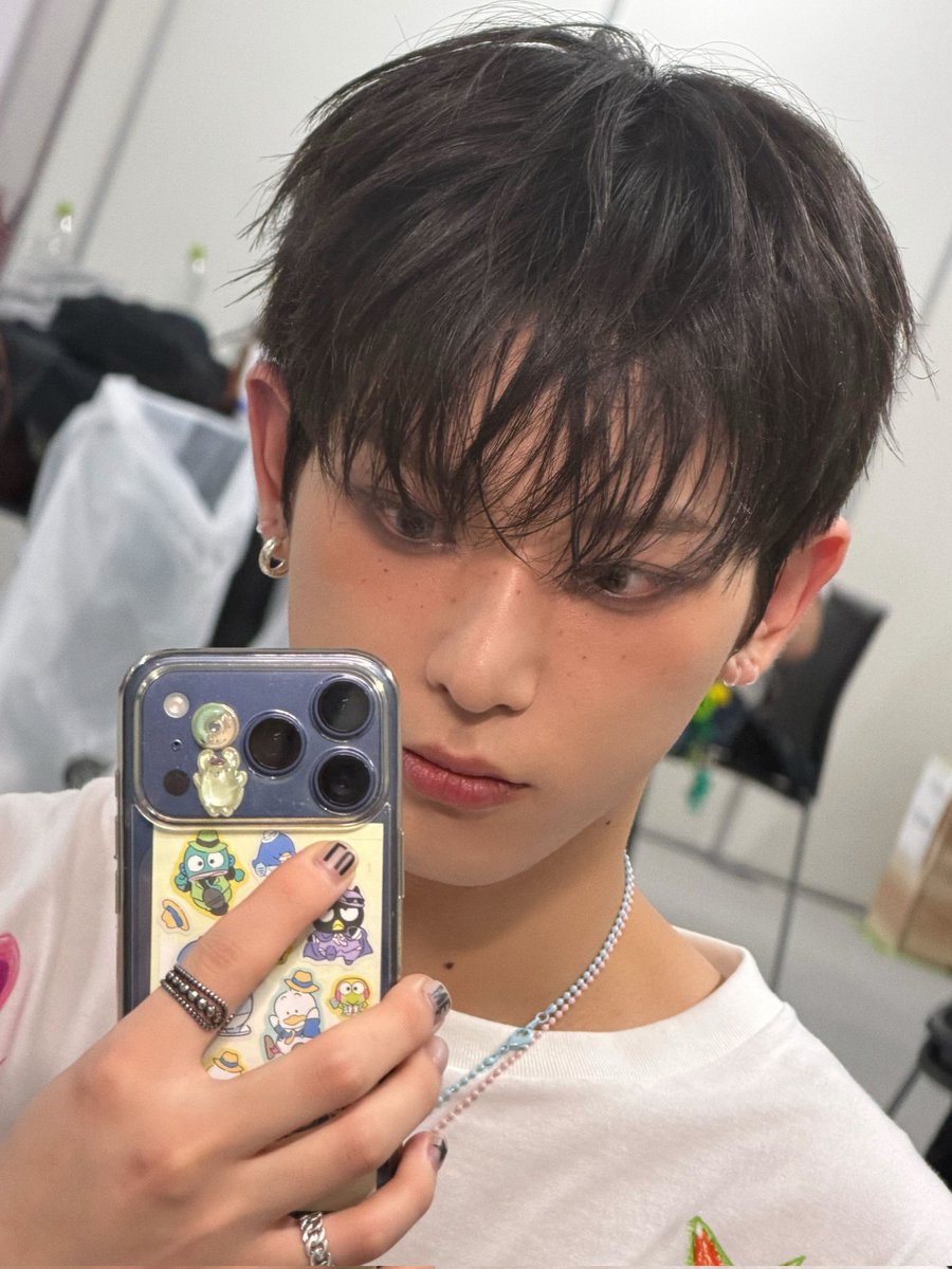 andTEAMluneGBL's tweet photo. 🌐 [WEVERSE] 260528
       #HARUA Post 🐰

"I asked the makeup artist for a lot of things and this is the makeup I ended up with 😏
Does it look good on me?"

🔗https://t.co/EEs17TYZxH

#andTEAM_HARUA #앤팀
@andTEAM_members https://t.co/P2KpcVIhVx