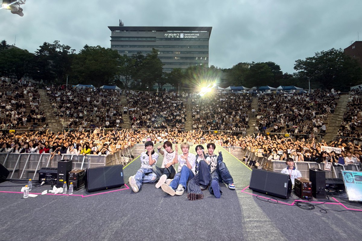 KEYVITUP_inkode's tweet photo. [📷] 상명대학교 대동제 'Deer For U_Archive' Behind

상명대 여러분과 팬분들이 보내준 뜨거운 응원 덕분에
KEYVITUP 행복 충전 완료🔋

큰 함성과 함께 불러주신 여러분들의 목소리를 잊지 않을게요✨
함께해주셔서 감사합니다❤️

#KEYVITUP #키빗업 https://t.co/OAj1rBUZjj