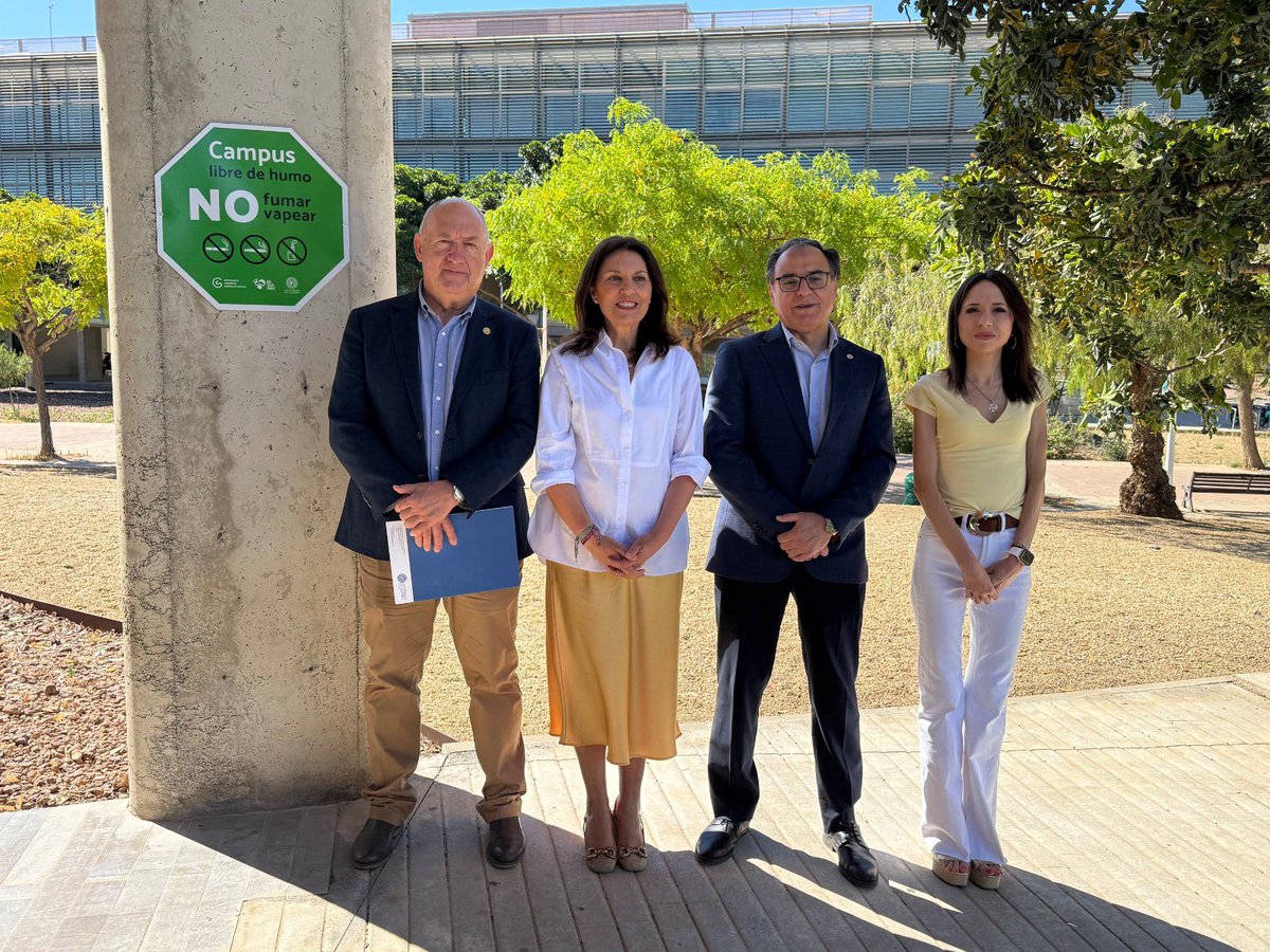 ContraCancerAL's tweet photo. 🚭 @ualmeria se adhiere a nuestro programa ‘Espacios sin humo’, a través del convenio de colaboración estratégica firmado hoy por el rector, José Céspedes, y nuestra presidenta, @MagdalenCantero 

Ya son 1,2 millones las personas que pasean por Espacios Sin Humos en la provincia. https://t.co/E7I5I9OFjV