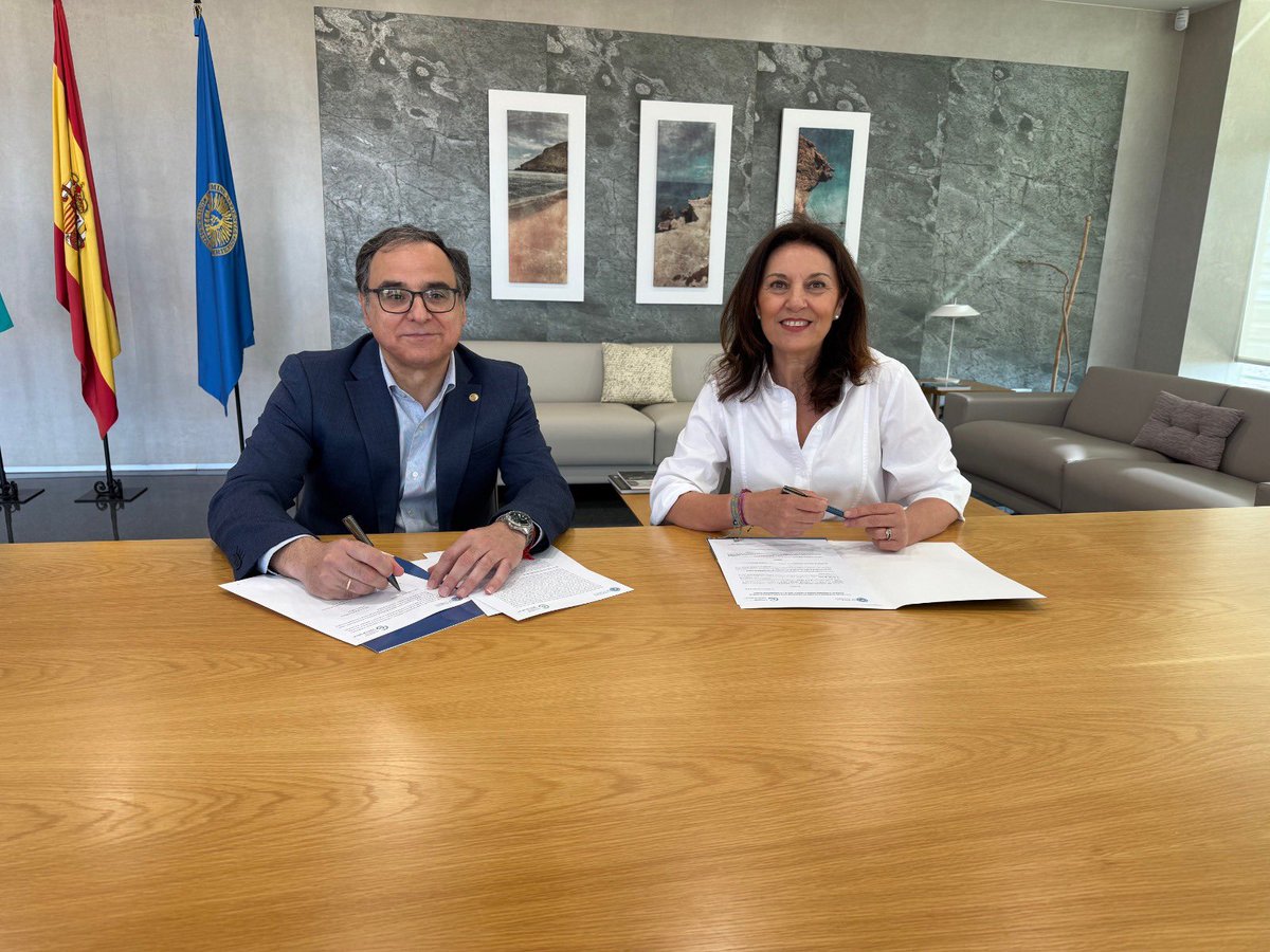 ContraCancerAL's tweet photo. 🚭 @ualmeria se adhiere a nuestro programa ‘Espacios sin humo’, a través del convenio de colaboración estratégica firmado hoy por el rector, José Céspedes, y nuestra presidenta, @MagdalenCantero 

Ya son 1,2 millones las personas que pasean por Espacios Sin Humos en la provincia. https://t.co/E7I5I9OFjV
