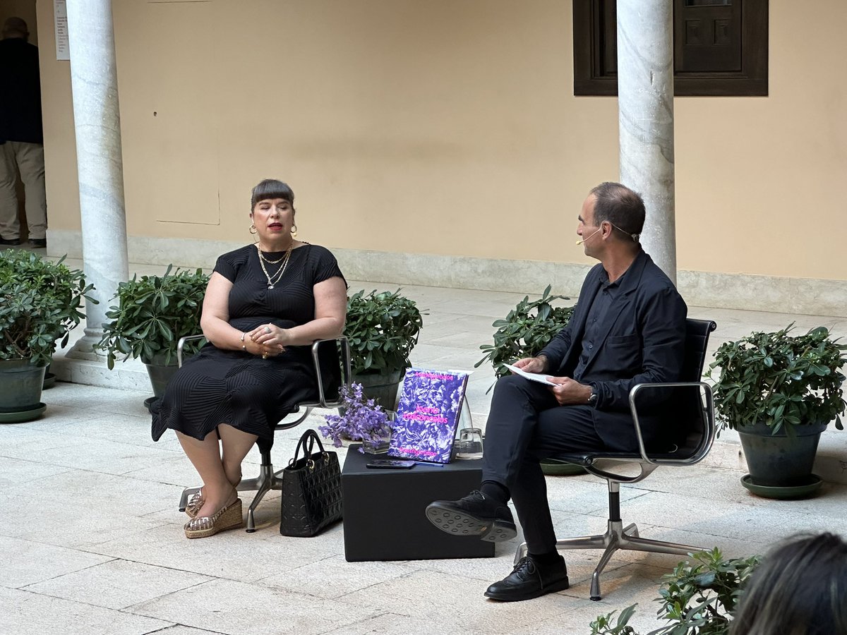 eldevenir_art's tweet photo. Qué lujo poder disfrutar de esta charla de Joana #Vasconcelos con el director del @mPICASSOm Miguel López-Remiro. #malaga https://t.co/0tWEKRMzF9