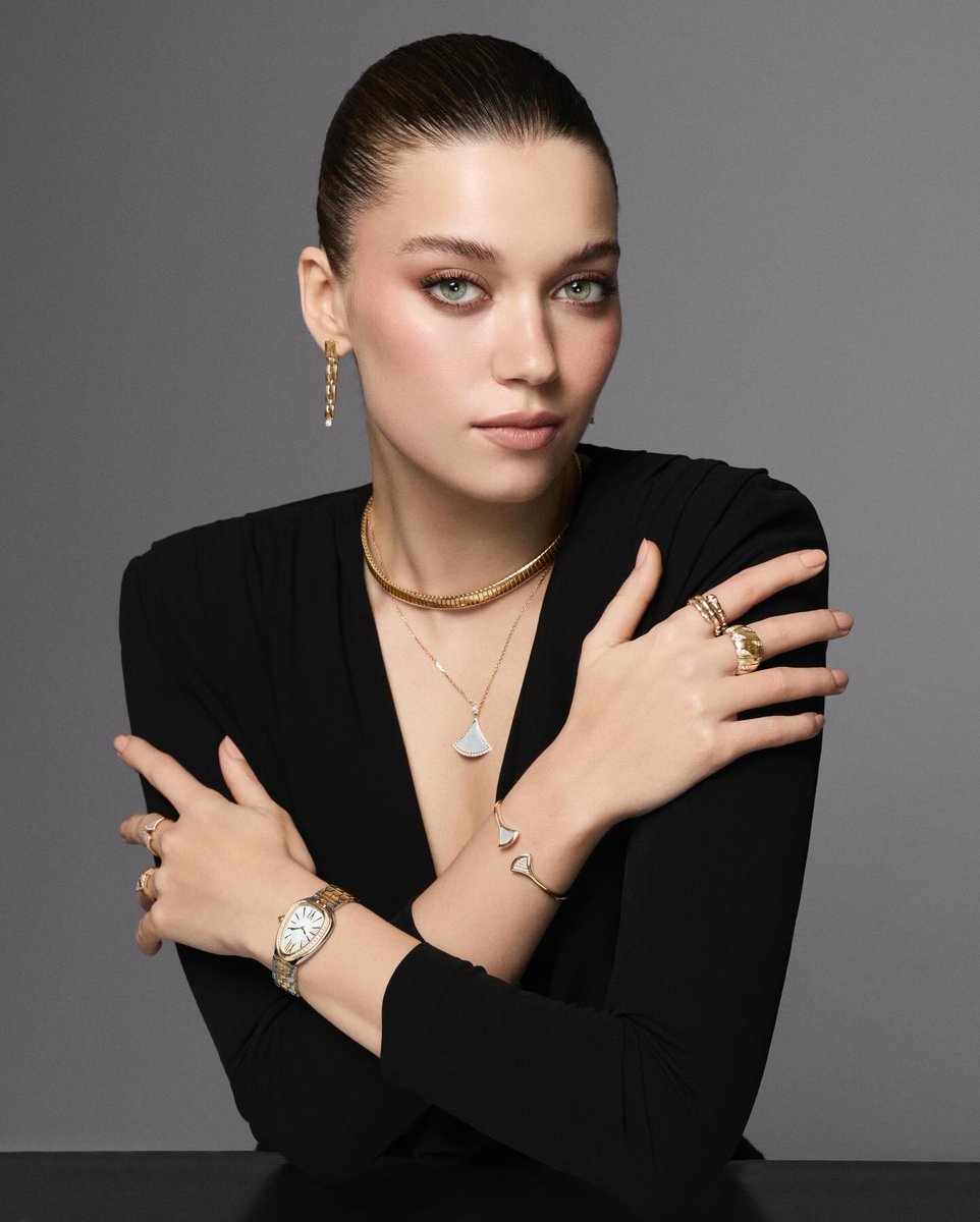 Afra Saraçoğlu Daily tweet media