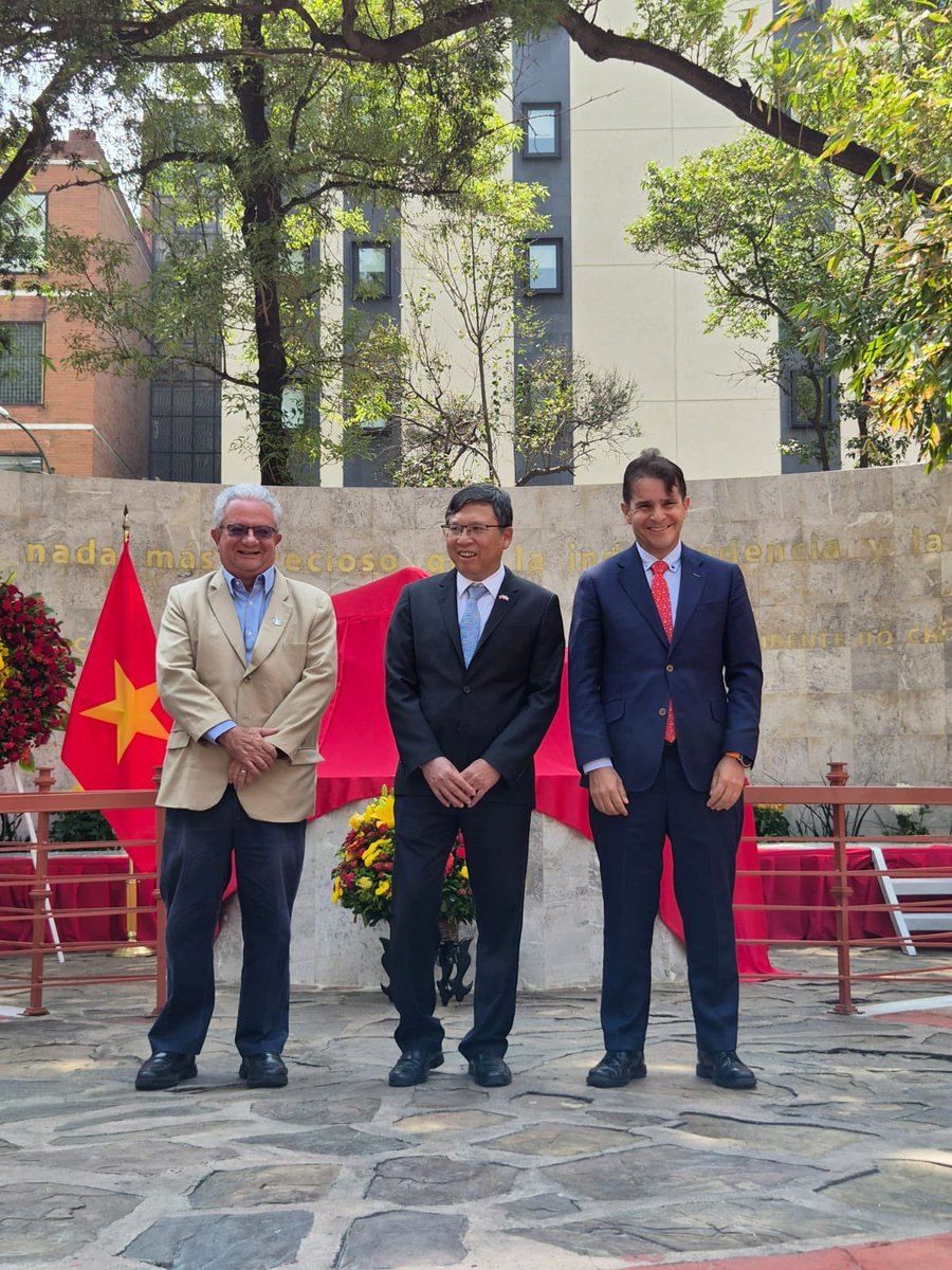 FernandoGSaiffe's tweet photo. Agradezco al Embajador de Vietnam en México, Nguyen Van Hai, su amable invitación para participar en la ceremonia de reinauguración  de la estatua del presidente Ho Chi Minh, en el parque “Heroes de la liberación de Viet Nam” en la Ciudad de México.

Este memorial se convertirá en un espacio de conocimiento y reflexión sobre la obra de Ho Chi Minh y su contribución a la democracia y libertad del pueblo vietnamita, y a los profundos vínculos de amistad, solidaridad y colaboración que 🇲🇽 y 🇻🇳 han construido durante 51 años de relaciones diplomáticas (19may75).