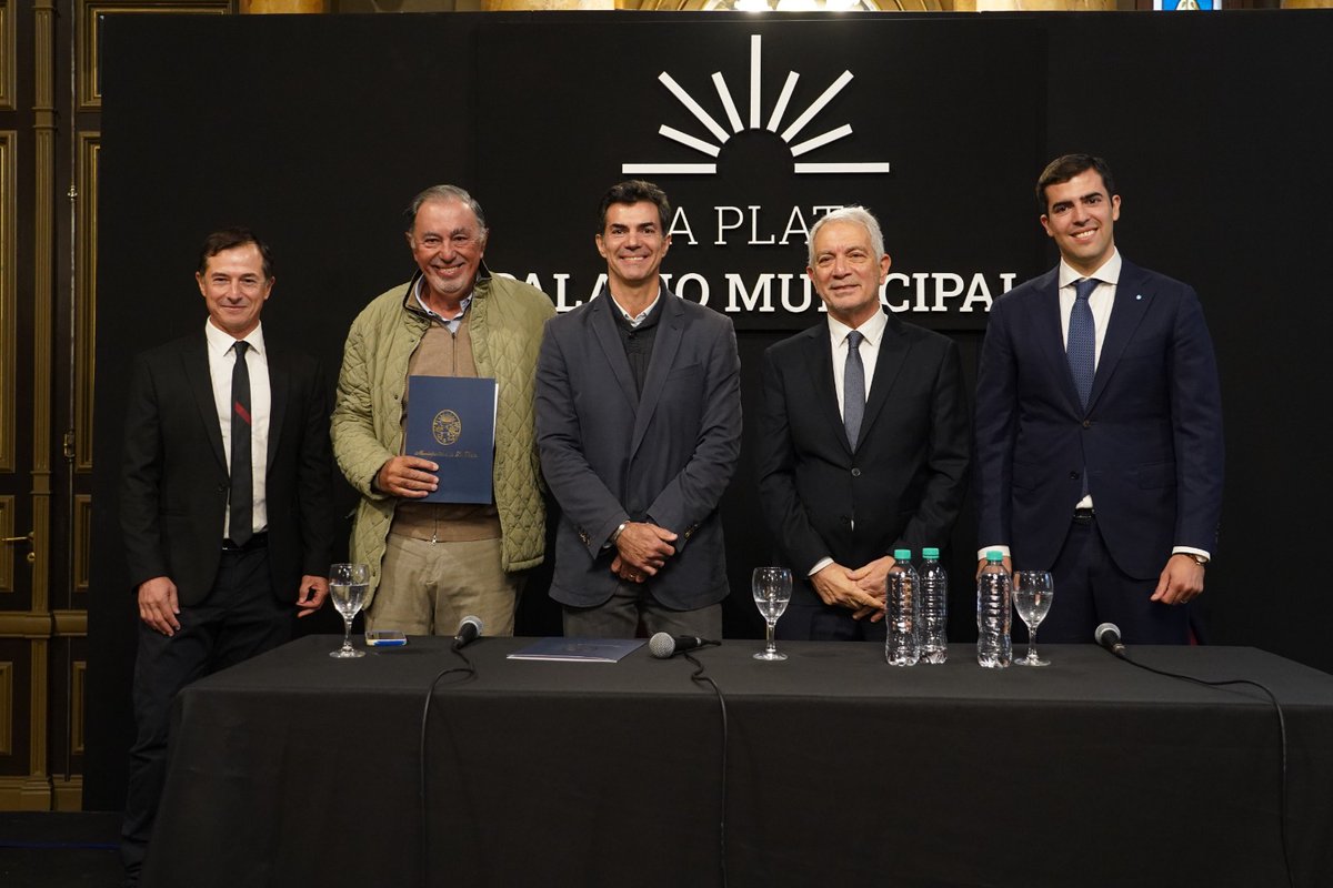 Julio_Alak's tweet photo. Desde la Capital bonaerense impulsamos una agenda internacional que conecte a La Plata con el mundo

La creación de la Secretaría de Relaciones Internacionales, que conducirá Daniel Lipovetzky, y la Subsecretaría de Cooperación Internacional e Inversiones, a cargo de Marcos Urtubey, tienen como propósito consolidar la inserción de la ciudad en el escenario global en un contexto en el que se vuelve indispensable potenciar el rol de los gobiernos locales para defender y fortalecer la integración regional, construyendo lazos de cooperación directa con el mundo.